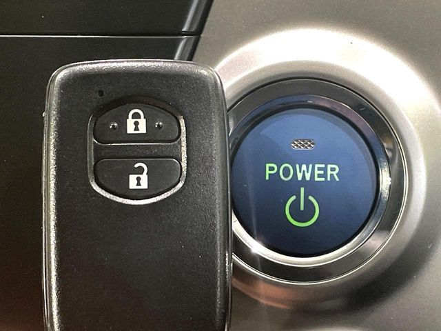 TOYOTA PRIUS Alpha 2012