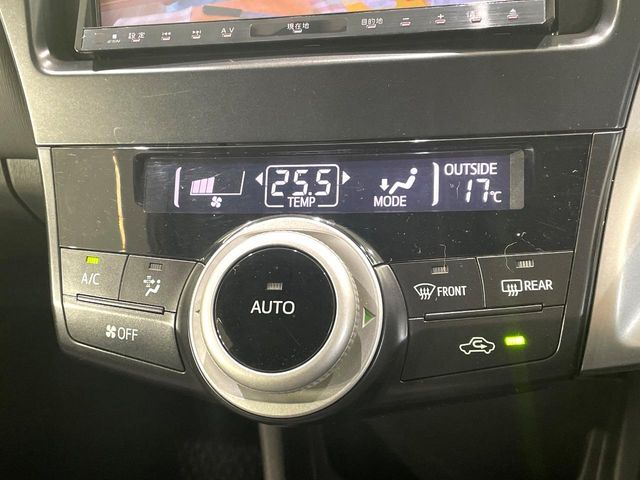 TOYOTA PRIUS Alpha 2012