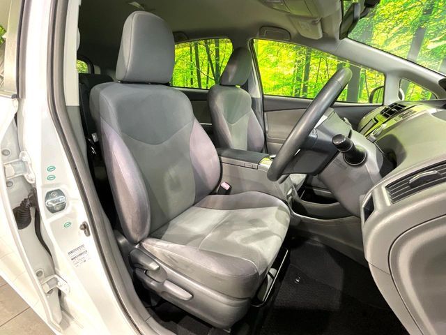 TOYOTA PRIUS Alpha 2012