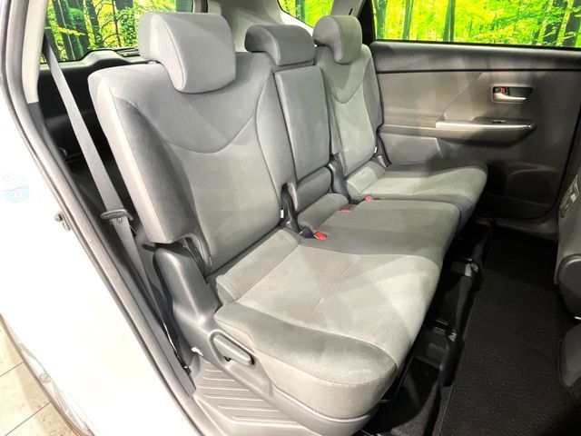 TOYOTA PRIUS Alpha 2012