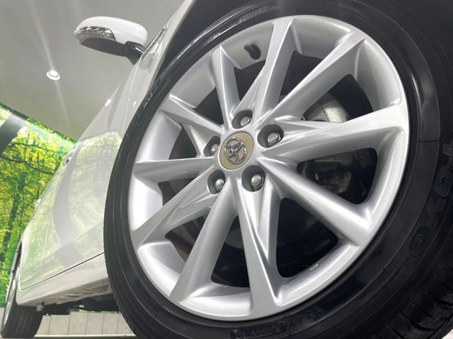 TOYOTA PRIUS Alpha 2012