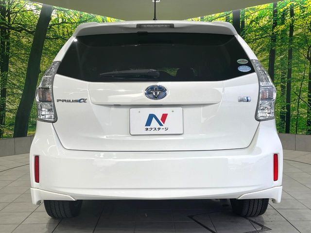 TOYOTA PRIUS Alpha 2012