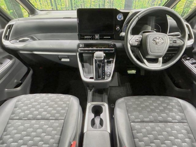 TOYOTA VOXY HYBRID 2023