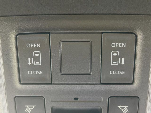 TOYOTA VOXY HYBRID 2023