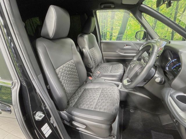 TOYOTA VOXY HYBRID 2023