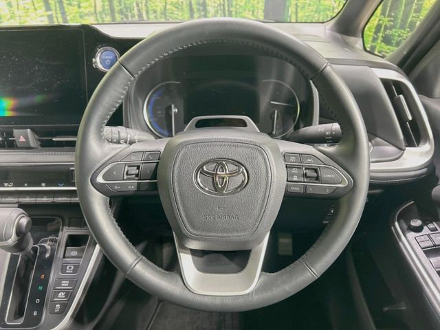 TOYOTA VOXY HYBRID 2023