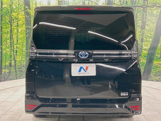 TOYOTA VOXY HYBRID 2023