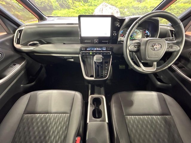 TOYOTA NOAH HYBRID 2024