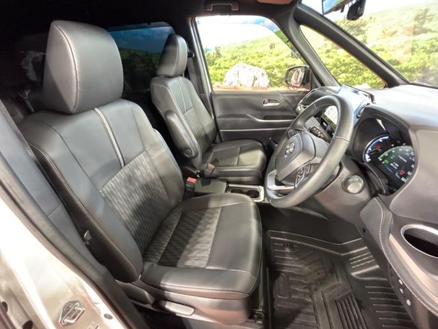 TOYOTA NOAH HYBRID 2024