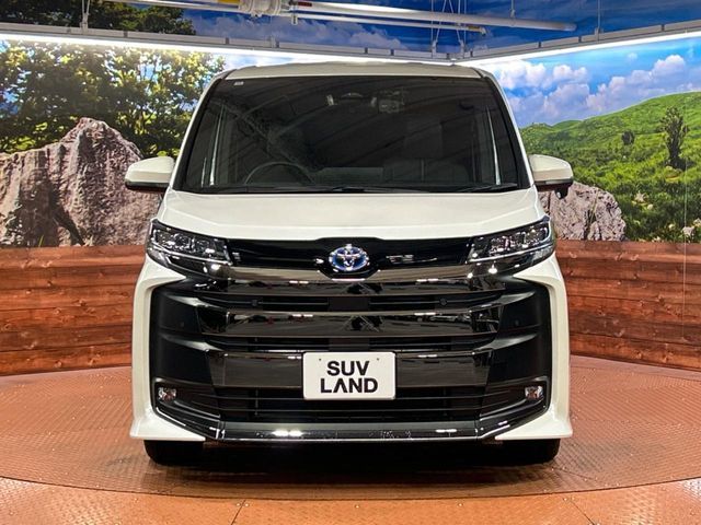 TOYOTA NOAH HYBRID 2024