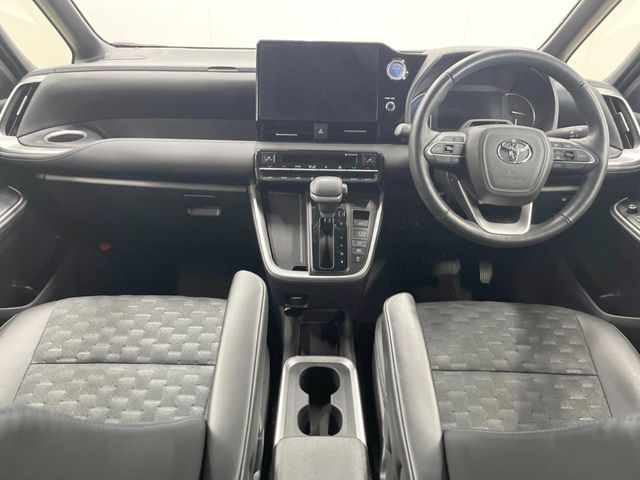 TOYOTA VOXY HYBRID 4WD 2023