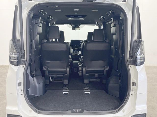 TOYOTA VOXY HYBRID 4WD 2023