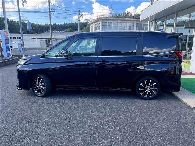 TOYOTA NOAH HYBRID 2022