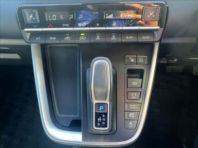 TOYOTA NOAH HYBRID 2022