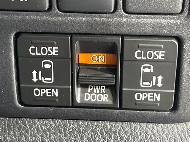 TOYOTA VOXY 4WD 2022