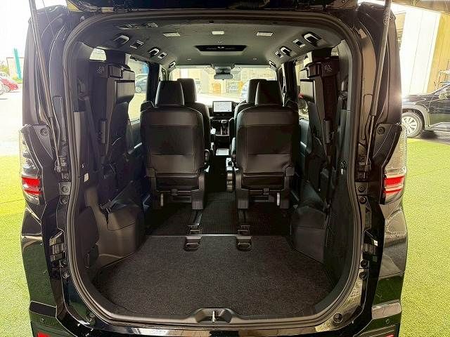 TOYOTA VOXY HYBRID 2023