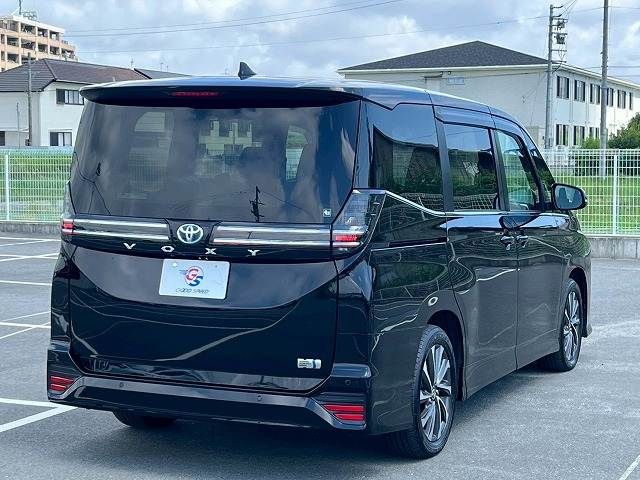 TOYOTA VOXY HYBRID 2023