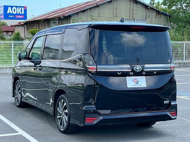 TOYOTA VOXY HYBRID 2023