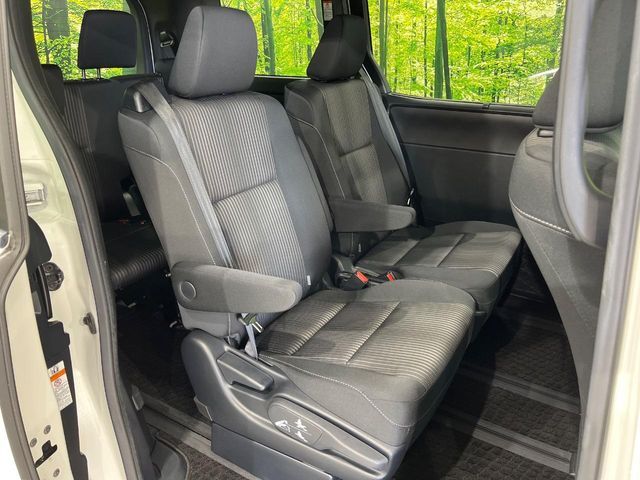 TOYOTA VOXY 4WD 2017