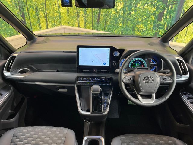 TOYOTA VOXY HYBRID 2022