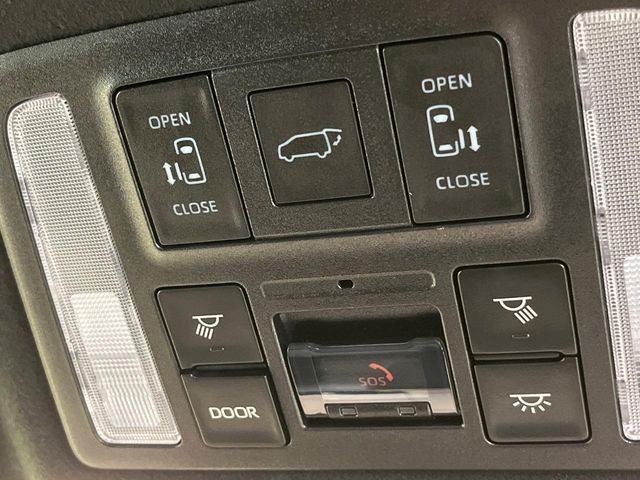 TOYOTA VOXY HYBRID 2022