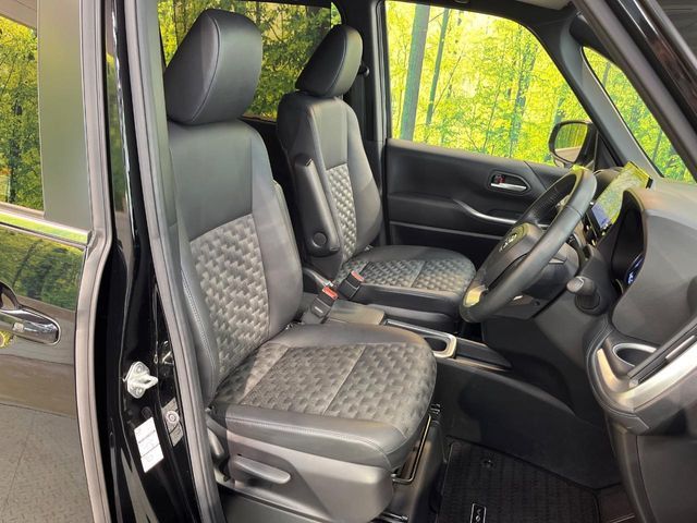 TOYOTA VOXY HYBRID 2022