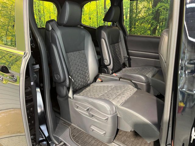 TOYOTA VOXY HYBRID 2022