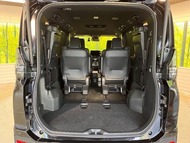 TOYOTA VOXY HYBRID 2022