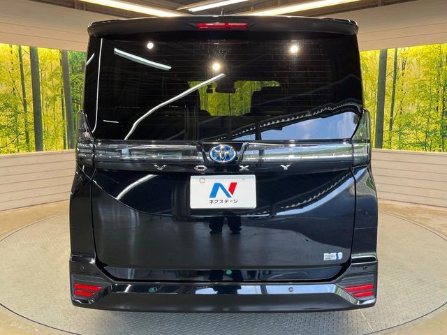 TOYOTA VOXY HYBRID 2022