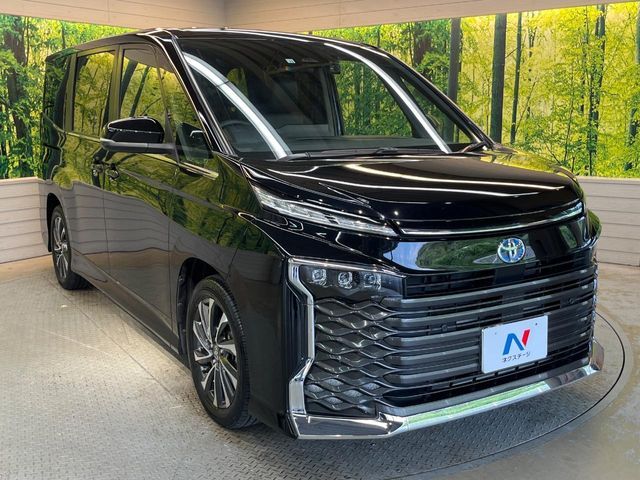 TOYOTA VOXY HYBRID 2022