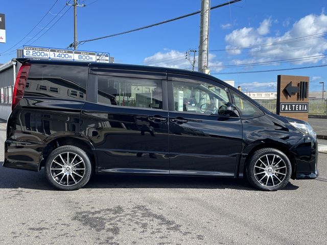 TOYOTA NOAH 4WD 2014