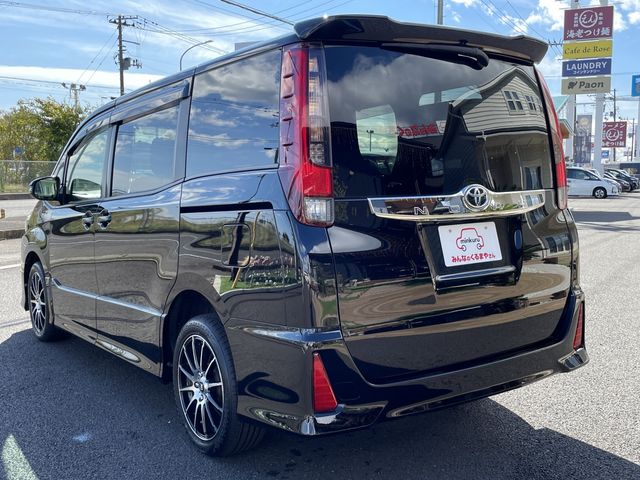 TOYOTA NOAH 4WD 2014