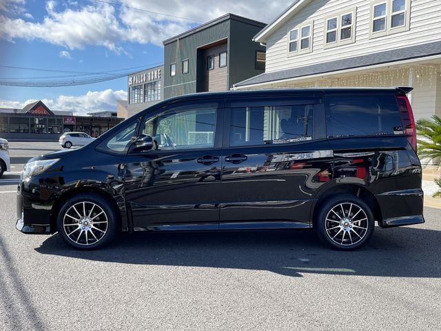 TOYOTA NOAH 4WD 2014