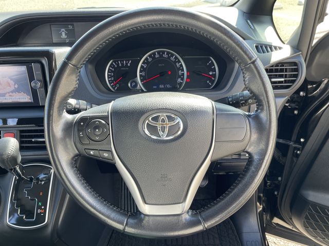 TOYOTA NOAH 4WD 2014