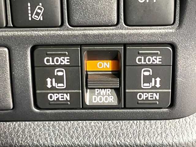 TOYOTA NOAH HYBRID 2017