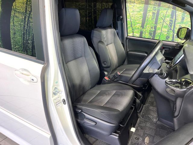 TOYOTA NOAH HYBRID 2017