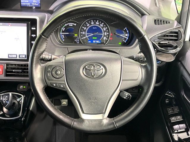 TOYOTA NOAH HYBRID 2017