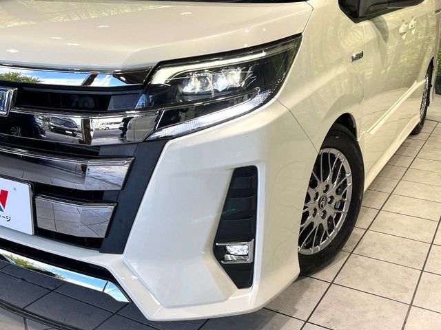 TOYOTA NOAH HYBRID 2017