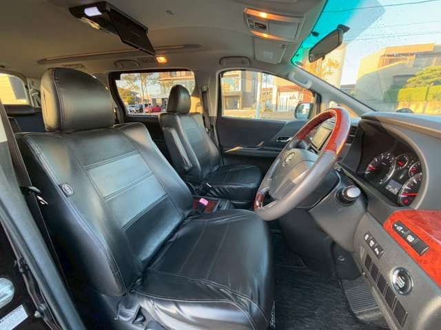 TOYOTA VELLFIRE 2010