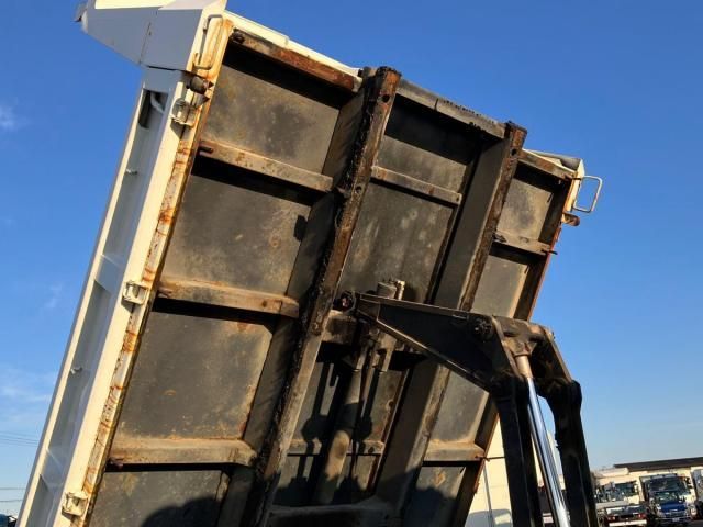 MITSUBISHI FUSOU FIGHTER 2005