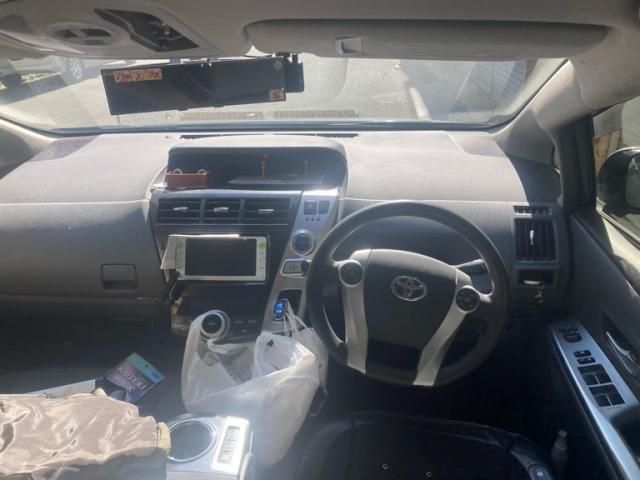 TOYOTA PRIUS Alpha 2012