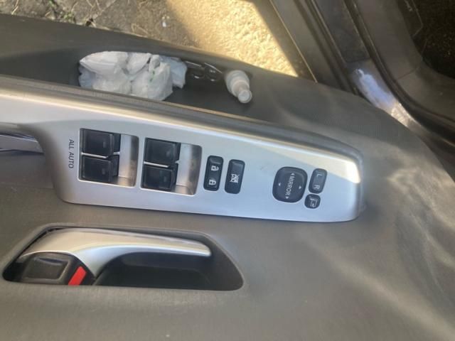 TOYOTA PRIUS Alpha 2012