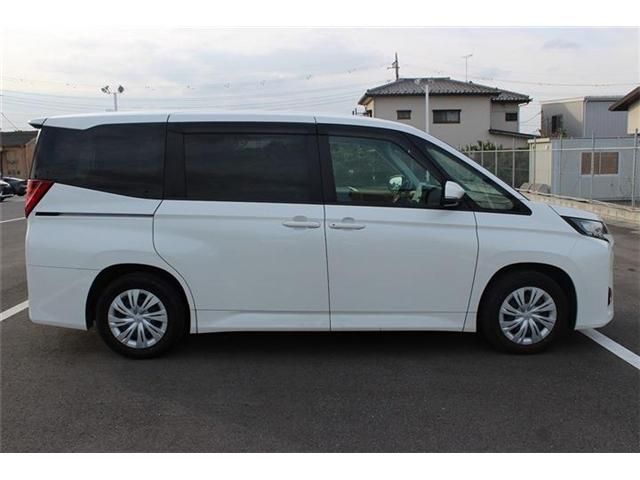 TOYOTA NOAH HYBRID 2022