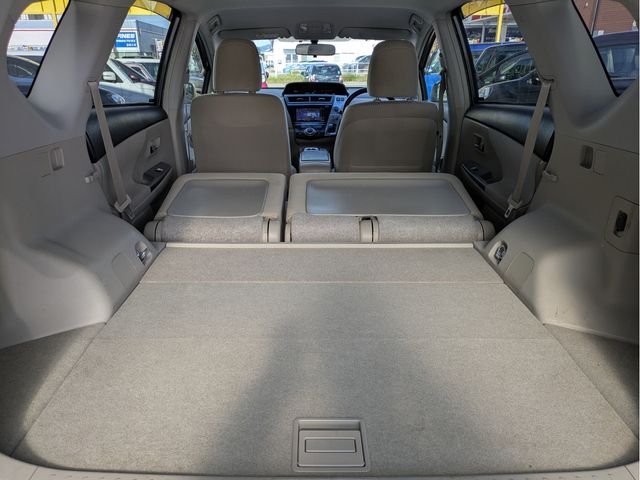 TOYOTA PRIUS Alpha 2015