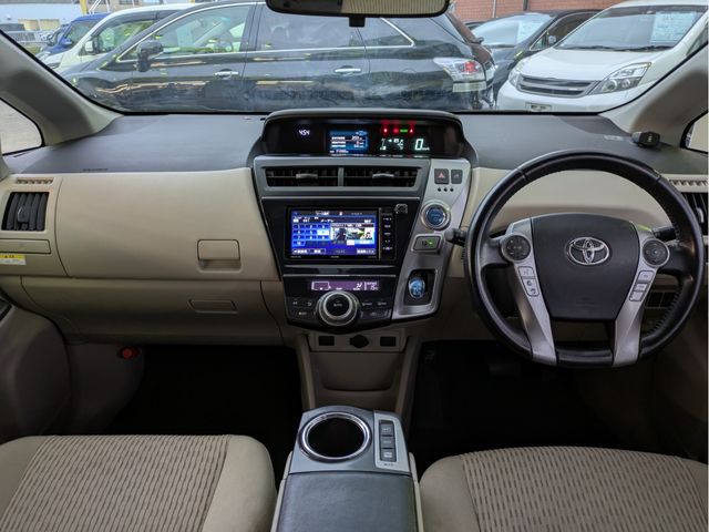 TOYOTA PRIUS Alpha 2015