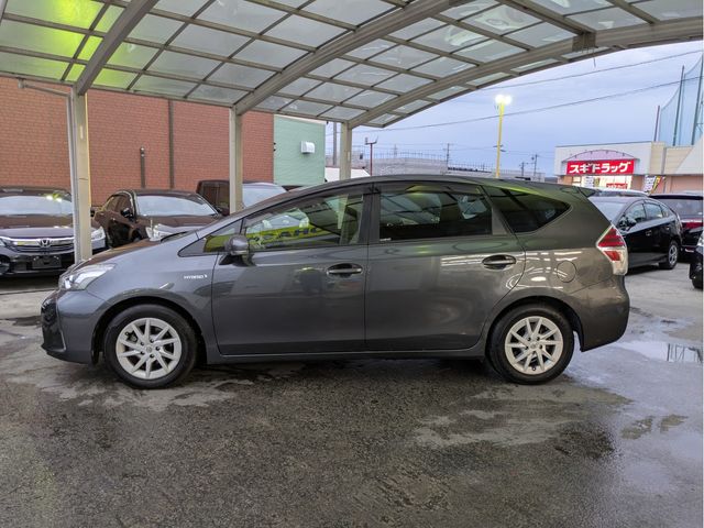 TOYOTA PRIUS Alpha 2015