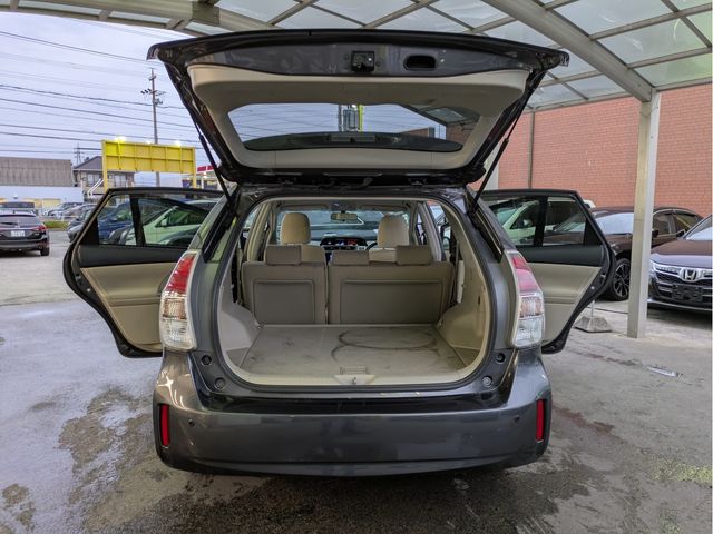 TOYOTA PRIUS Alpha 2015