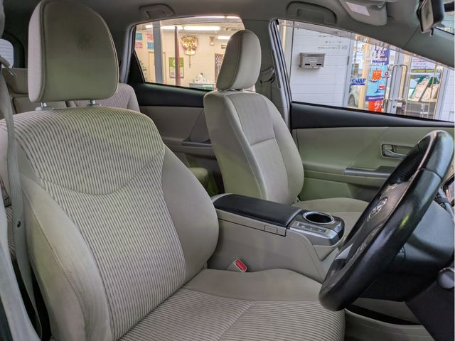 TOYOTA PRIUS Alpha 2015