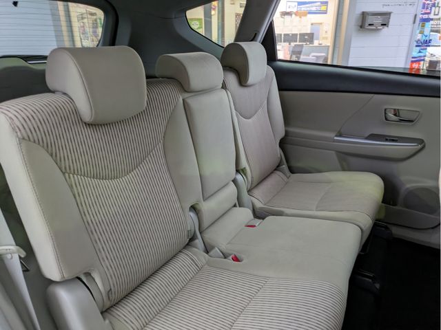 TOYOTA PRIUS Alpha 2015