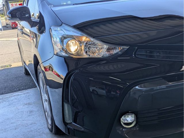 TOYOTA PRIUS Alpha 2015